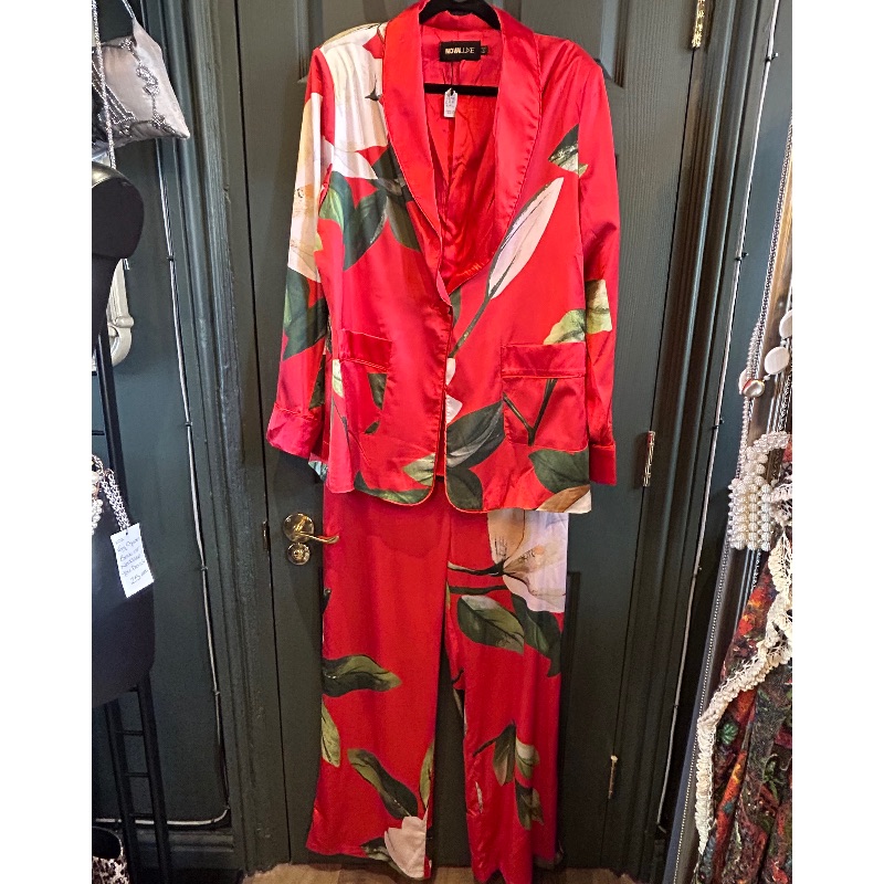 Image of the Fashion Nova Red Floral Trouser Suit XXL piece