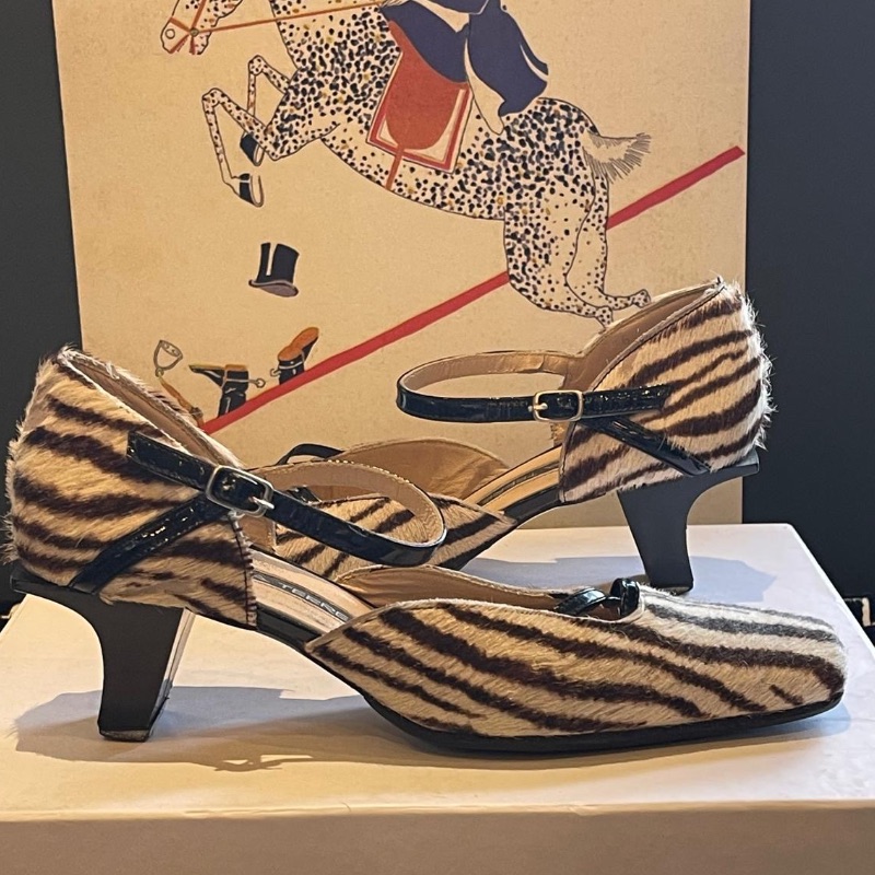 Image of the Pied A Terre Hide Leather Kitten Heels Size 4 piece