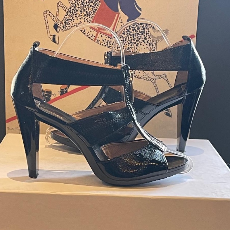 Image of the Michael Kors Patent Leather Shoe Size 3.5 piece