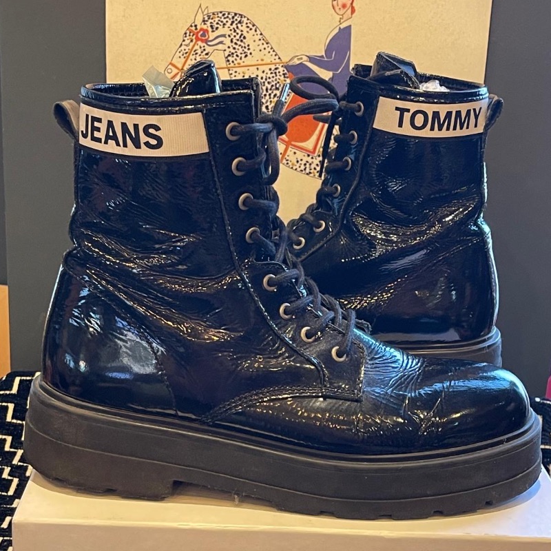 Image of the Tommy Hilfiger Patent Air Wairs Size 7 piece